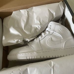 Jordan 1 mid GS size 4Y = 5.5 Women’s